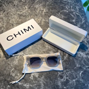 Chimi 04 Lab Frosted blue - Snygga solglasögon från CHIMI med transparent grå båge. Kommer med originalfodral och tygpåse. Som nya, använt fåtal gånger. 