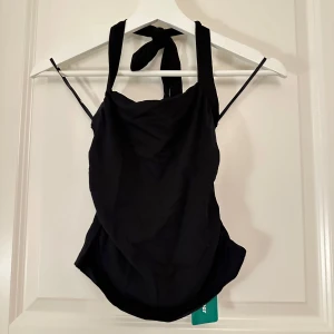 Halterneck top - Svart halterneck top från Shein i storlek XS. Prislapp kvar