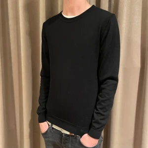 Stickad tröja - Tja, säljer nu denna stickade crewneck tröja i nyskick, använd några enstaka gånger. Hör av dig vid funderingar.