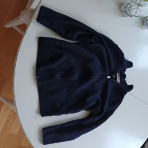 Hugo Boss flis  - Jag säljer denna flis för att den krympte i tvättmaskinen, den var M men har krympt till XXS bort ifrån det så är den bara använd typ fem gånger och är i väldigt bra skick.