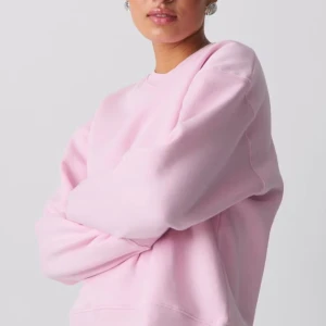 Ljusrosa sweatshirt från Gina Tricot - Säljer en ljusrosa sweatshirt från Gina Tricot. Tröjan har en klassisk rund halsringning och långa ärmar. Perfekt för en avslappnad stil. Hör av dig vid intresse! 💖