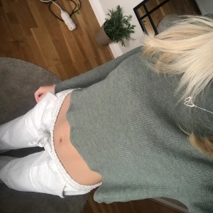 Grön långärmad  - Hej! Jag säljer denna mörkgröna långärmade tröjan från H&M i storlek Xs. Den har två små slitsar på sidorna. Super fin men har ingen användning. Hör av dig vid köp eller frågor💕