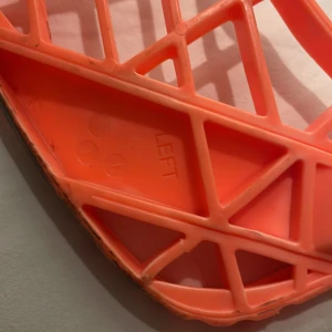 Innebandyklubba blad Zone  - Säljer ett orange innebandyklubba blad från märket Zone och det är Monstr. Bladet är vänsterböjt och har ett öppet rutnät för bra bollkontroll. Perfekt för dig som vill byta ut ditt gamla blad till något nytt och fräscht.