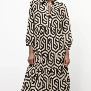 klänning  - Långklänning från Zara, endast använd en gång. Nypris var 599kr.