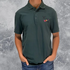 Burberry Piké Tröja Mörk Grön - •Burberry Piké mörkgrön. Riktigt snygg & unik Burberry piké! Skick: 8-9/10, inga defekter! Storlek: M. Modell: 173 cm, 63 kg. Authentic: ✅. Hör av dig vid frågor eller funderingar. Mvh Hessler’s;)