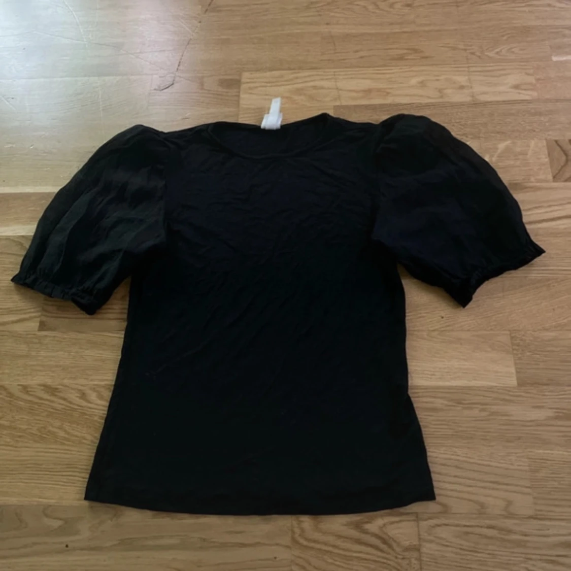 Svart topp med puffärmar från H&M Size M