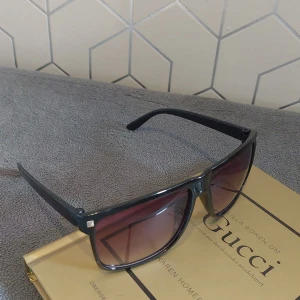 Svarta solglasögon  - Stilrena svarta solglasögon med lila glas || helt nya