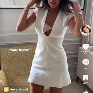 vit klänning - Säljer den populära klänningen från avora!!! Helt oanvänd, prislappen är kvar, säljer då den har blivit för liten. Perfekt till studenten och sommaren🤍💖💖