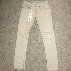 Dondup Jeans - Hej, säljer nu dessa riktigt snygga och fräscha Ljusgråa Dondup jeans. Modellen när jag köpte de på miinto var George men står inte i men de är George! | Sitter riktigt mjukt och skönt på! | Passar perfekt nu mot våren och nypris ligger på 3399! | Någok liten fläck som syns på sista bilden men har ej tvättat de så borde inte vara något problem! Hör av er vid frågor🌟