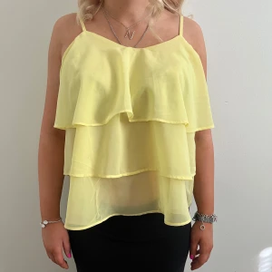 Gul - Gul topp storlek S men passar XS💛 Har en liten fläck men knappt synlig! Annars bra skick, 229kr
