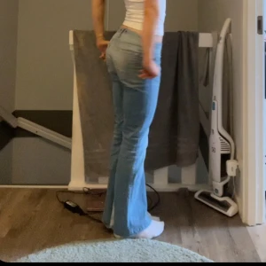 Lågmidjade bootcut jeans - Säljer dessa supersnygga lågmidjade jeansen från Fornarnia som jag har sytt mer bootcut. 💗Midjemått: 37 cm, innerbenslängd: 80 cm