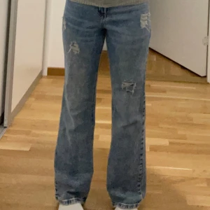 Denim flared jeans  - Snygga blå flared jeans med slitna detaljer. 