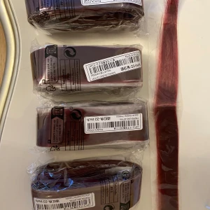 Röda löshår  - Säljer flera paket med raka löshår clips i en snygg röd nyans. Håret är rakt och har en glansig finish. Perfekt för att snabbt få längre eller fylligare hår. 💞priset går att diskutera💞man kan köpa de både separat och alla tillsammans💗 varje packet innehåller 10 slingor.