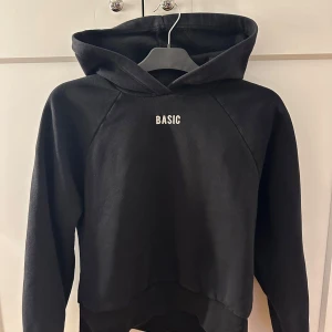 Svart hoodie - En fin svart hoodie med liten text i vit på framsidan! Väldigt fint skick i strolek XS ifrån Gina tricot! 