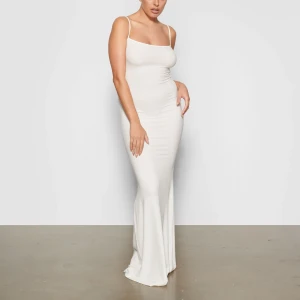 Vit skims klänning - äljer min älskade vita skims klänning som jag är så kär i men använder aldrig, använt den 2 ggr så den är i mycket bra skick. Den är xs men är super stretchig, något genomskinlig men med  beiga underkläder är den super. Den vita modellen går inte att köpa hos skims längre🩷