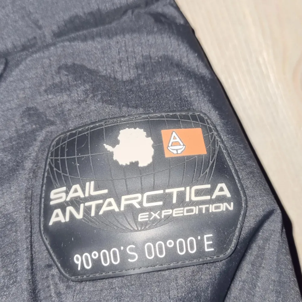 Säljer en svart dunjacka från Sail Racing i storlek L. Jackan har en skavank vid vänster ficka, men den syns ej, jackan är perfekt för vintern! Kan sänka pris vid snabb affär. Takit.