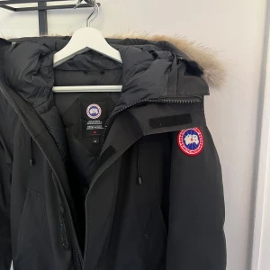 Canada Goose jacka - Säljer en svart parkajacka från Canada Goose med huva och pälskant.