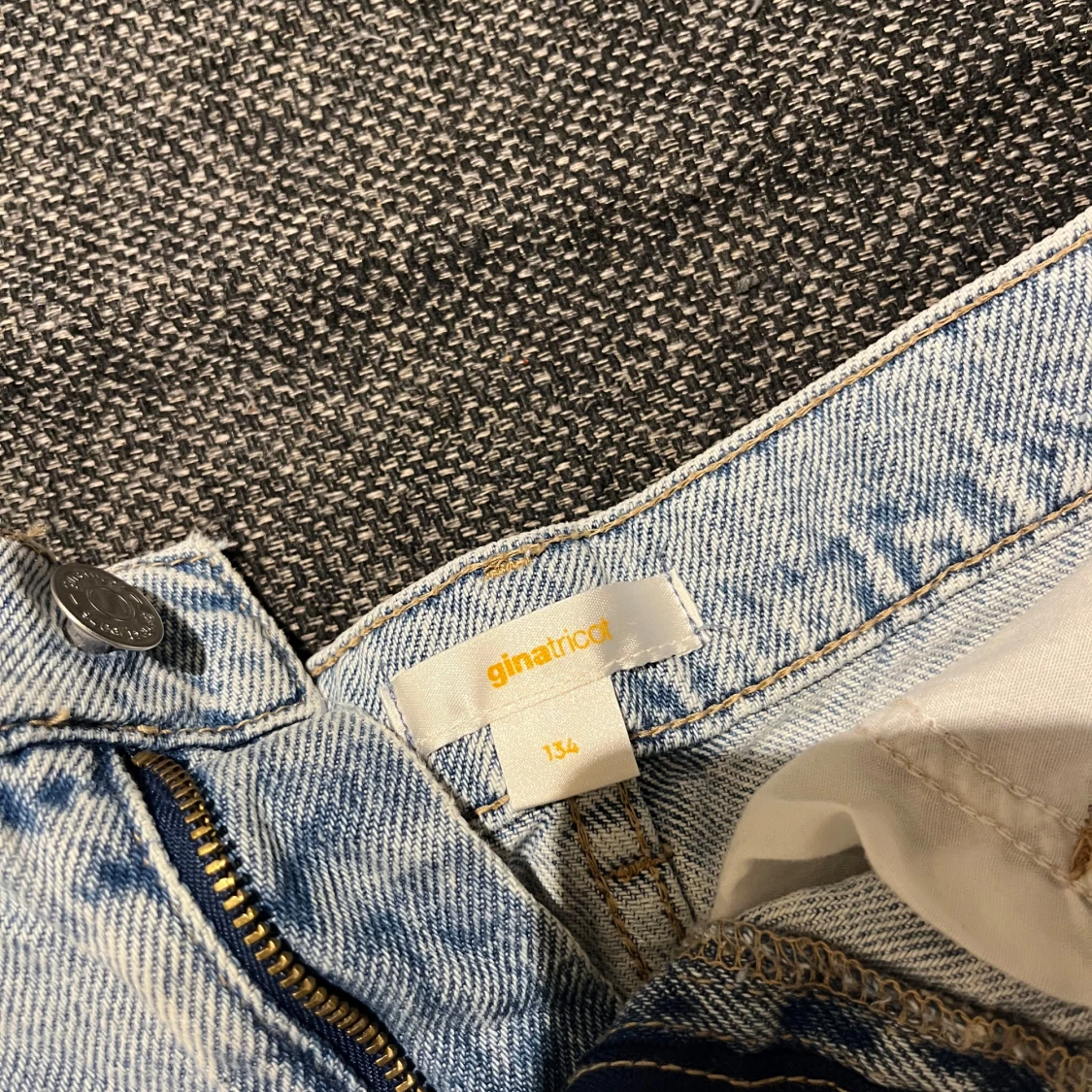 Ljusblå jeansshorts från Gina Tricot - 1