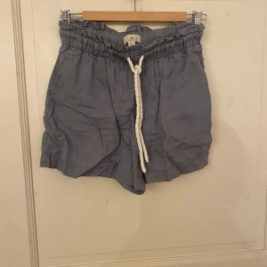 Blå linneshorts - Blå linneshorts från hm, endast använda ett par gånger och är i fint skick💕