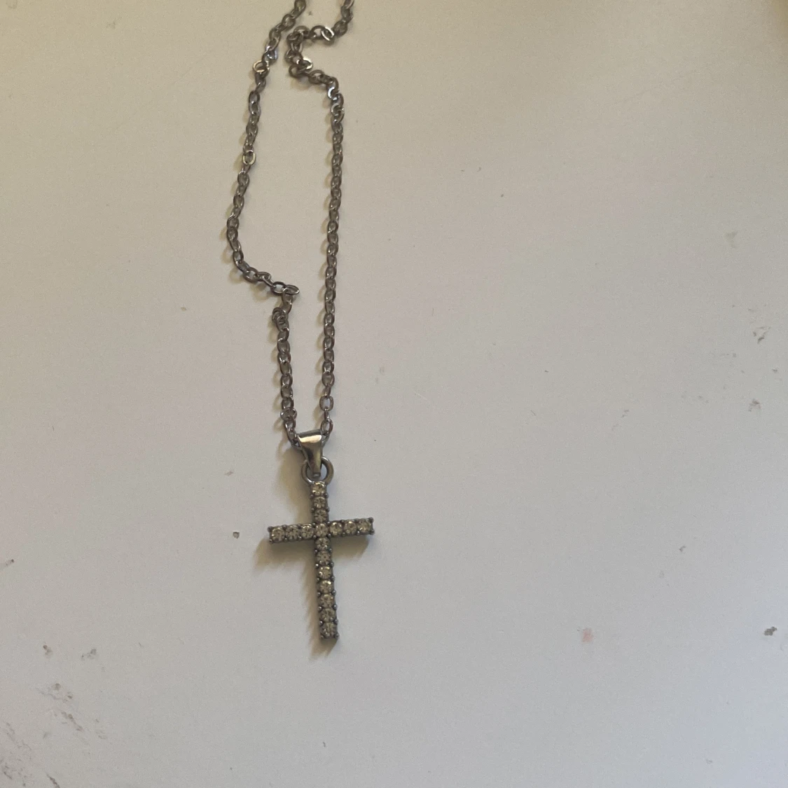 Silverfärgat halsband med korshänge