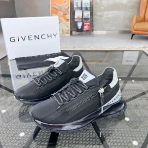Svarta sneakers från Givenchy med dragkedja - Givenchy sneakers i storlekarna 36-45.
