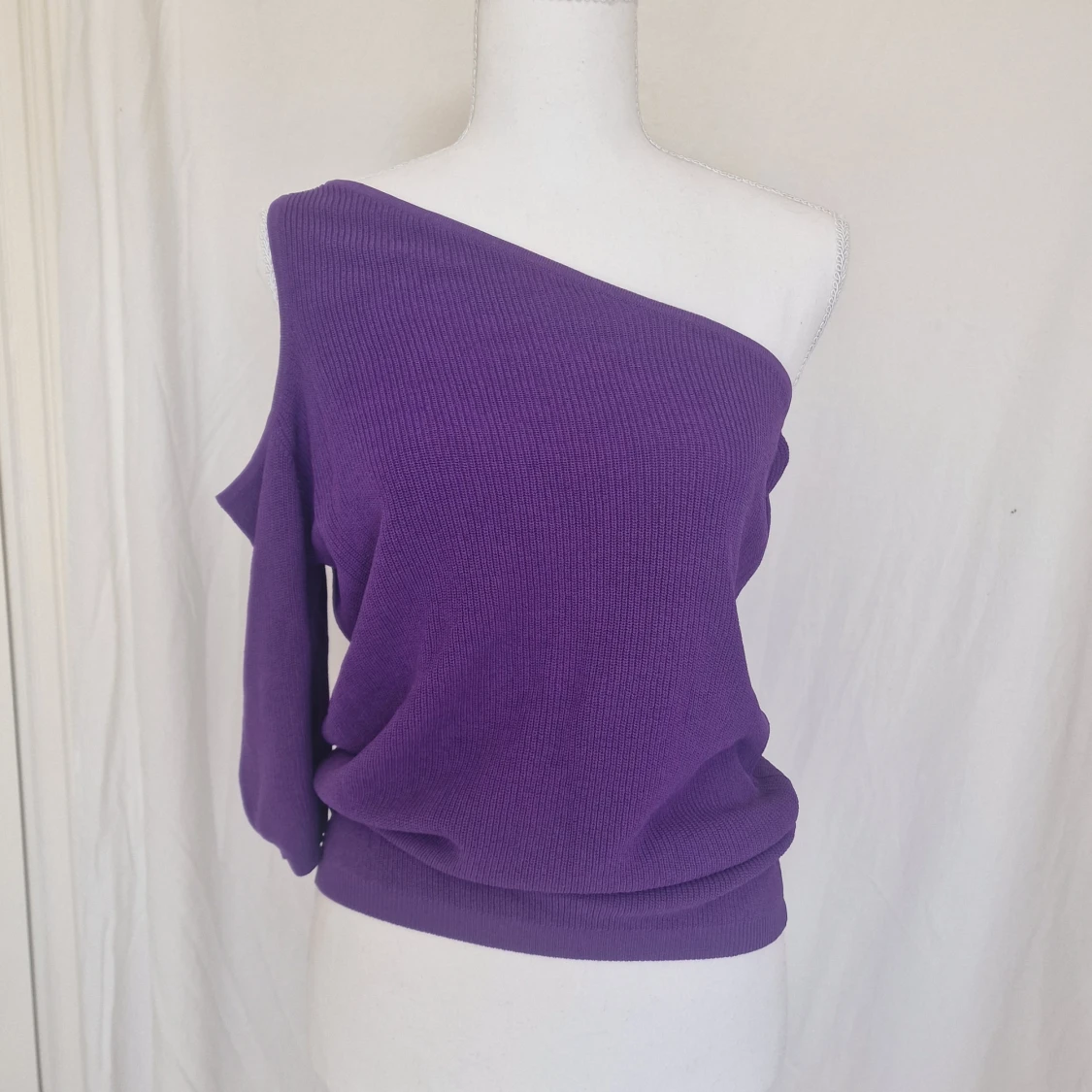 Lila stickad offshoulder-tröja från Copenhagen Muse