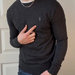 Ralph Lauren sweatshirt merino Wool - 10/10 skick || tunnt i materialet, washable merino wool. || Modellen är 180 cm och 72 kg || Kom med frågor! Rekommenderar för runt 180 