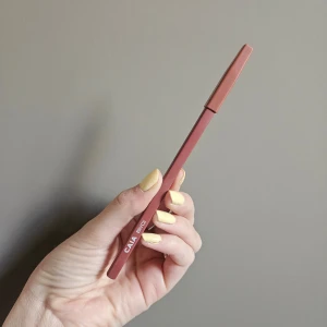 Läpppenna bryce från  CAIA - Säljer en läppenna från CAIA i färgen bryce, köpt under black friday och testad några gånger men passar inte mig.