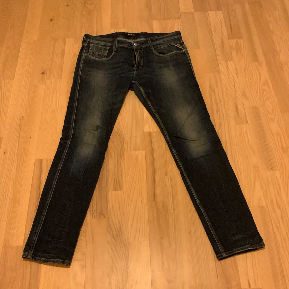 Snygga mörkblå jeans från Replay i modellen Anbass. Super fint skick, storlek 34/32! Bara att höra av sig vid minsta fundering! Säljer då de inte passar mig!. Farkut & Housut.
