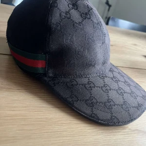 Gucci keps  - Säljer gg keps farsan gav mig osäker på  om den e äkta men har fler bilder bara höra av dig 