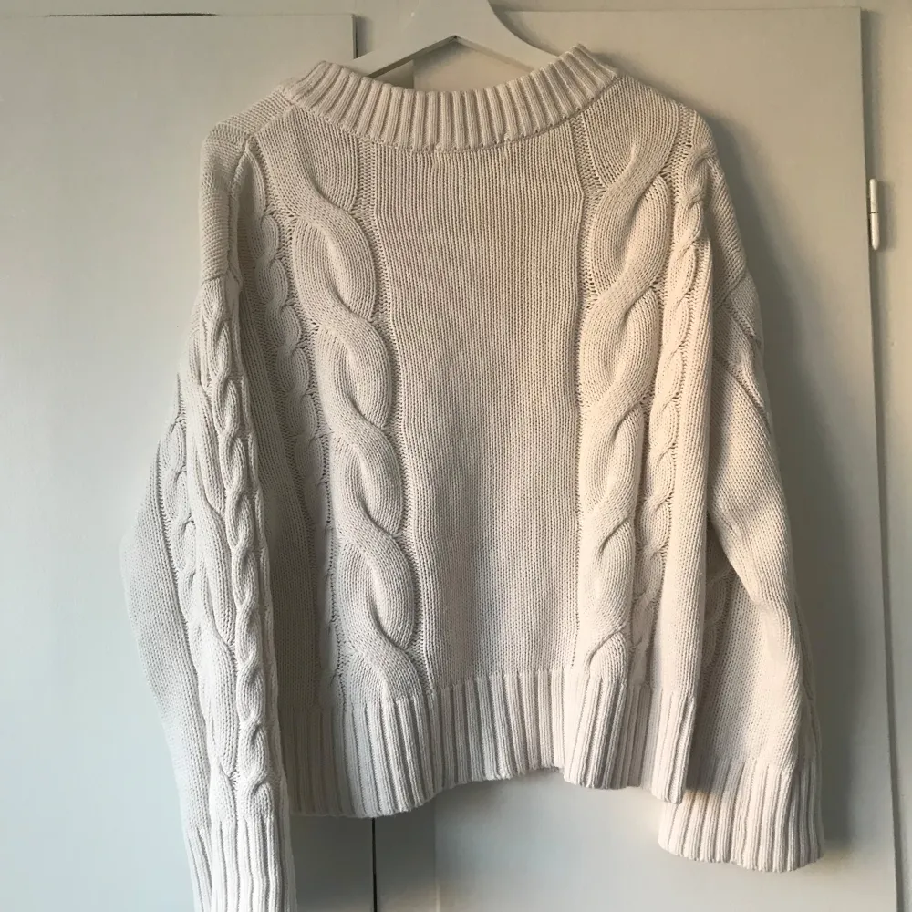Säljer en mysig vit stickad tröja. Tröjan har en ribbad rund hals och långa ärmar med ribbade muddar. Strl M ifrån Samsa. . Neuletakit & Villapaidat.