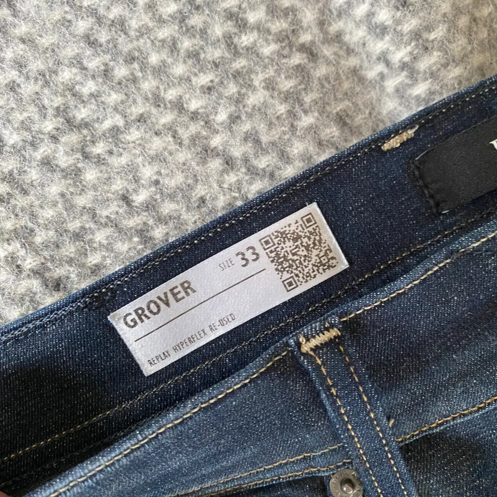 Säljer ett par mörkblå jeans från Replay, modell Grover. Klassisk femficksdesign med snygga kontrastsömmar och diskret Replay-logga vid fickan. Jeansen har rak passform och är tillverkade i slitstarkt denimtyg.. Farkut & Housut.