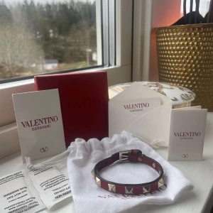Valentino armband - Valentino Garavani armband i storlek one size. Köpt för 2950 på Valentinos hemsida, alla tillbehör med följs, extra nitar mm. Bra skick inte sönder någonstans och använt försiktigt. Priset är ej hugget i sten och går att förhandla. MVH RS! 