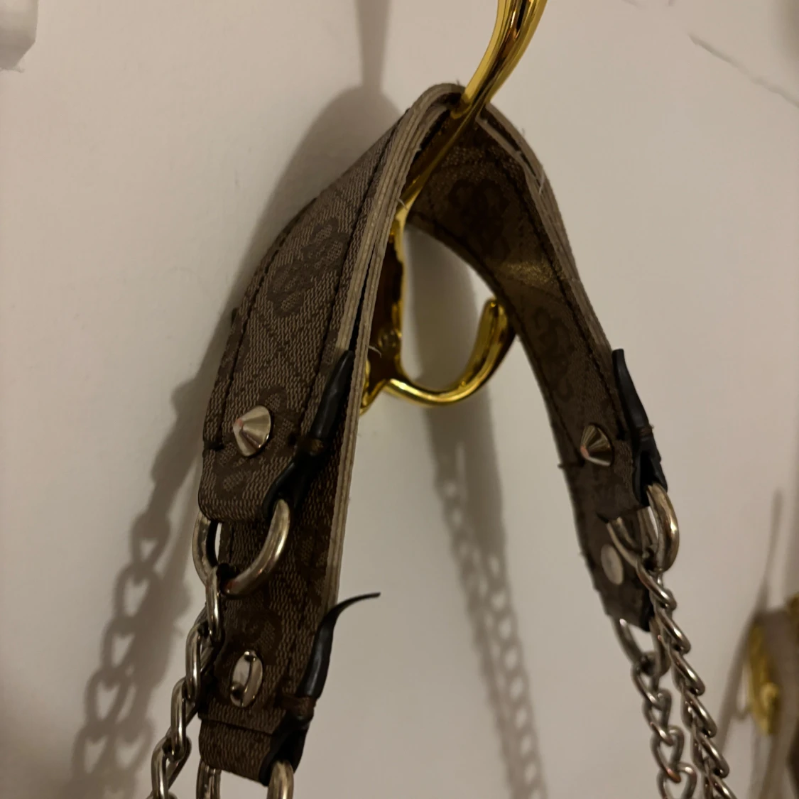 Beige axelväska från Guess med kedjerem - 2