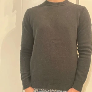 Massimo dutti cashmere - Säljer en stilren mörkgrön tröja från Massimo Dutti i en mjuk blandning av ull och kashmir. Ny pris 1599kr mitt pris 500kr. Skriv vid minsta fundering🤝