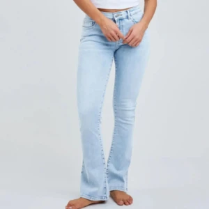 Ljusblå bootcut jeans (lowwaist) - Snygga ljusblå jeans från bikbok! De är i storlek xs/ 31 och passar mig som är 160 ungefär 😽lowwaist! kom prov för egna bilder! De är använda endast 1 gång sen jag köpte de