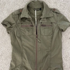 Cool grön skjorta/blus - Säkjer min supersnygga, gröna blus/skjorta. Som har en as cool grön färg och snygg dragkedja. Perfekt till sommaren och till fester!!!