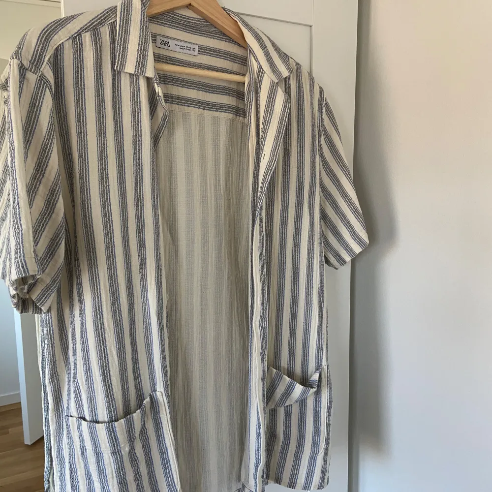 Fin randig piké/skjorta från Zara. Vit med mörkblåa/svarta ränder. Fint skick M. T-paidat.