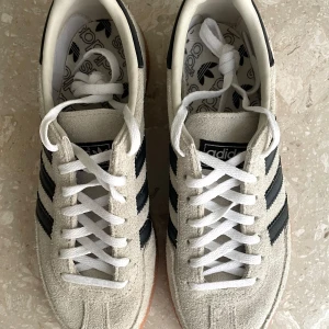 Adidas Spezial sneakers i mocka - Adidas handball Spezial sneakers i beige mocka med svarta ränder och vit snörning. Storlek 38 2/3, helt nya.