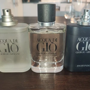 70 ml Acqua di Giò parfymer från Giorgio Armani - Säljer mina äkta Armani parfymer då de bara ligger hemma utan att användas.  1. Acqua di Gio EdT 70 av 75 ml kvar  250 kr   2. Acqua di Gio EdP 70 av 75 ml kvar  350 kr   3. Acqua di Gio EdP 65 av 75 ml kvar  350 kr  Ta alla för 700, kan skickas mot betalning.  Giorgio Armani  Emporia Armani Parfym Herr parfym 