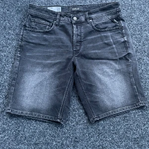 Replay Grover jeansshorts  - Replay jeansshorts med nice tvätt, använda 2-3 gånger så i jättebra skick! Nypris ca 1000kr 