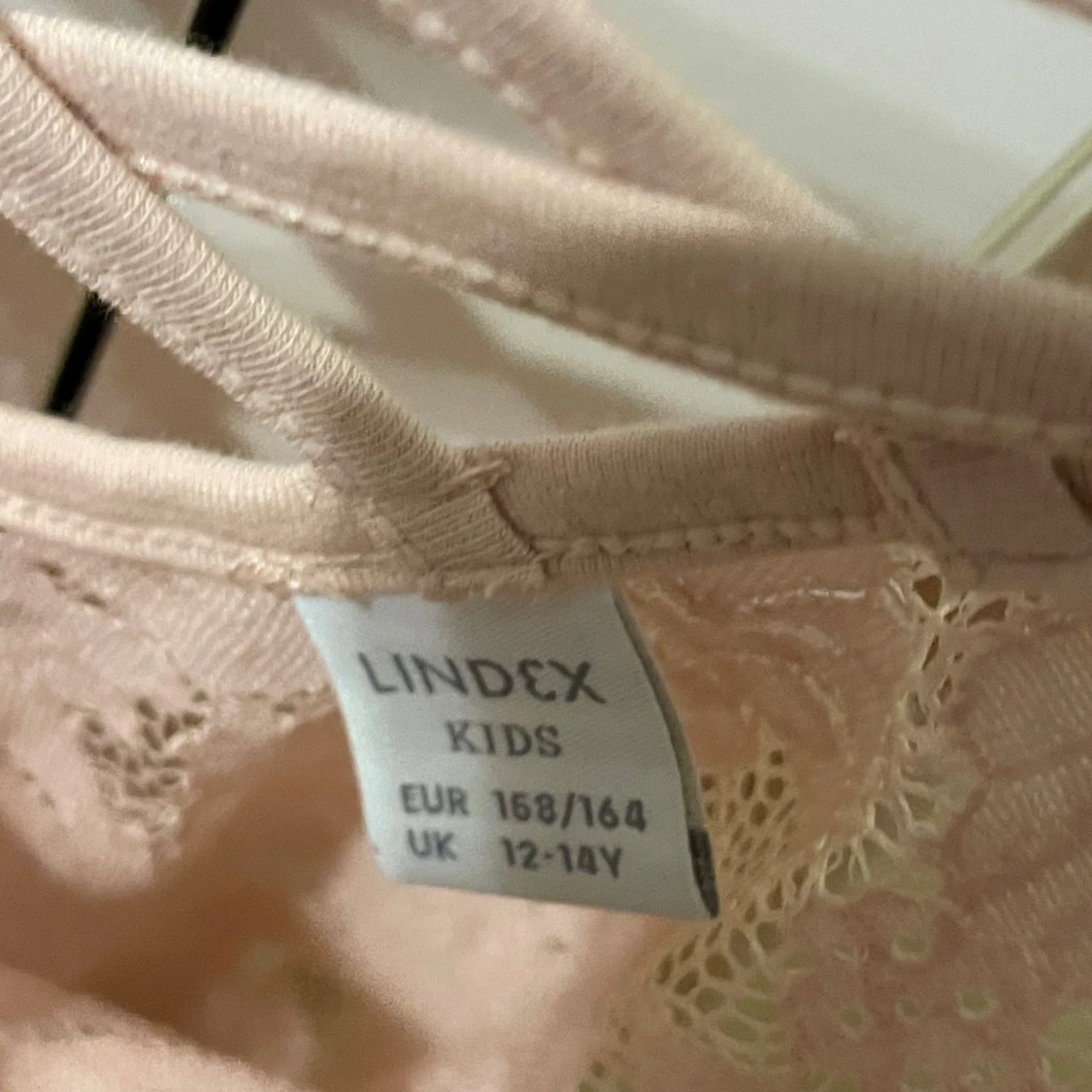 Rosa spetsblus med vida ärmar från Lindex - 2