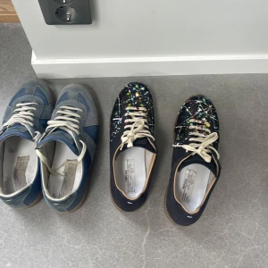 MAISON margiela gats färg stänk - Säljer ett par svarta maison margiela sneakers med unika färgstänk i vitt, gult, grönt och rött. Skorna har vita snören, rund tå och en klassisk gummisula. Perfekt för dig som vill sticka ut med din stil! Hag allt, box, dust bags m.m . Säljer då de inte var lika nice som jag hoppades, 100% äkta då de var ämnade till mig själv och jag har flera par sedan innan. Meddela gärna med frågor, kan gå ner vid snabb deal
