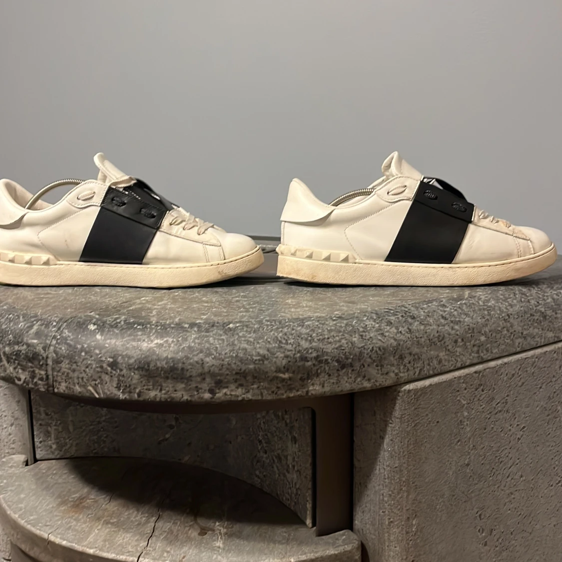 Vit och svart Valentino Garavani sneaker - 1