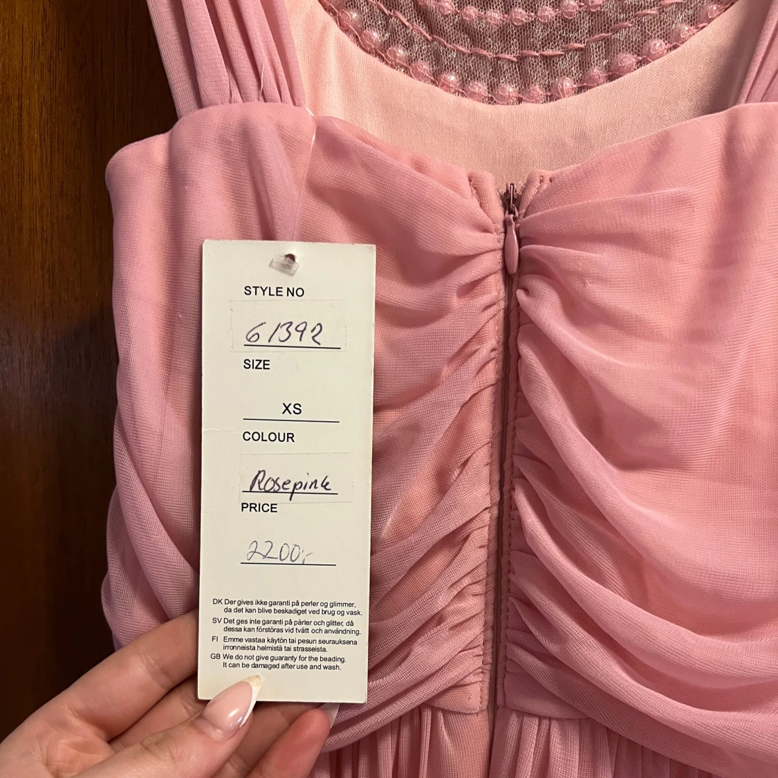 Långklänning i rosapink med pärldetaljer från Tiffany - 2