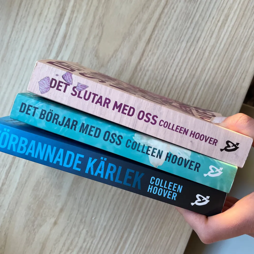 Säljer tre populära böcker av Colleen Hoover: 'Förbannade kärlek', 'Det börjar med oss' och 'Det slutar med oss'. Mycket bra skick, inga brutna ryggar eller markeringar i sidorna. Säljer alla för 110kr, eller en för 50kr. Böcker.