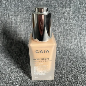 Caia dewy drops - dewy drops från Caia i färgen 20N, säljer då det var fel färg för mig den är endast testad på handen en gång. 💖