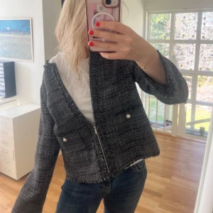 Grå kavajjacka från Stockholm LM - Snygg grå kavajjacka från Stockh LM. Köptes för 3 år sedan och har aldrig använts. Riktigt snygg!