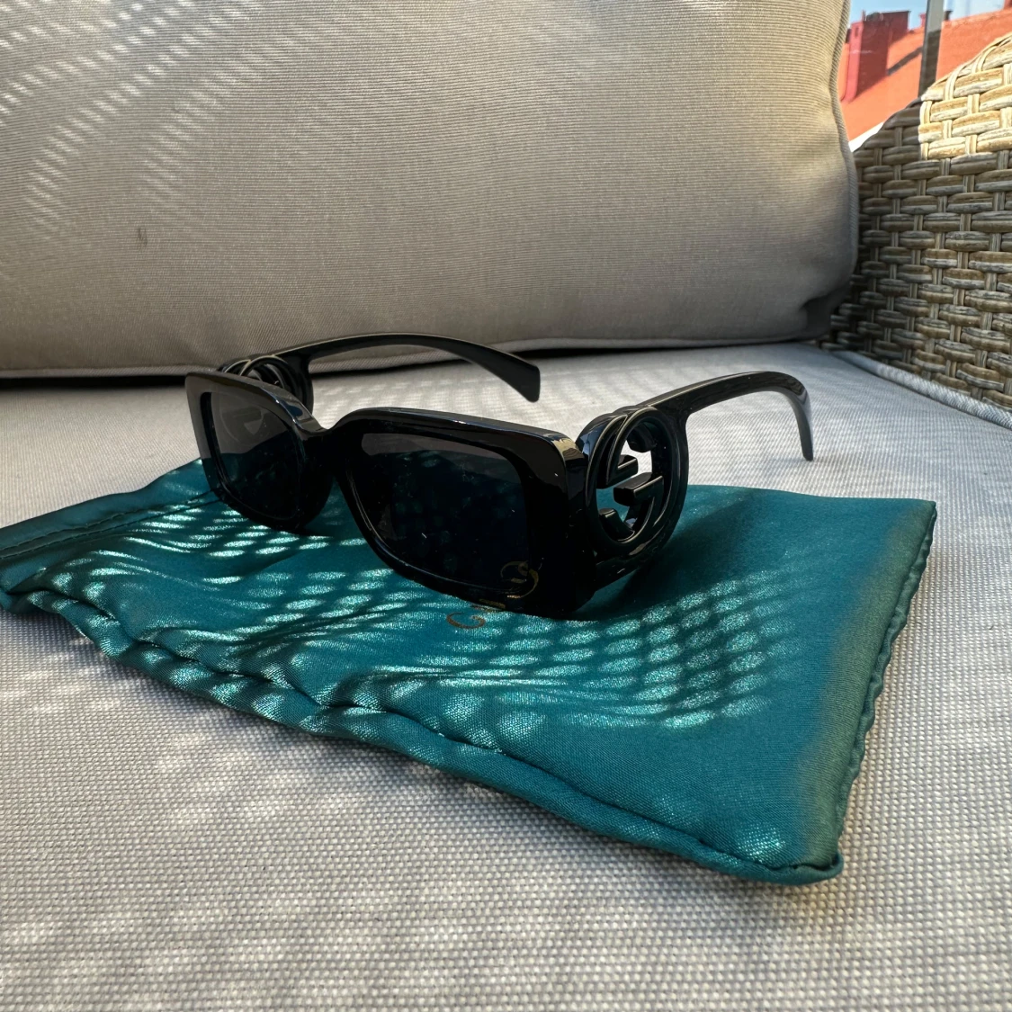 Svarta solglasögon med dekorativa bågar - 1