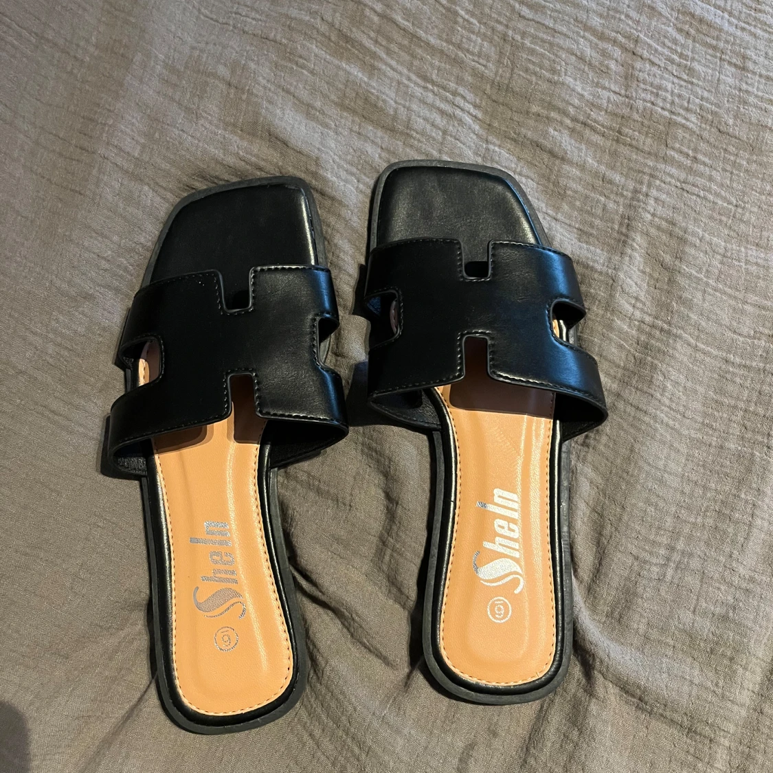 Svarta sandaler från Shein